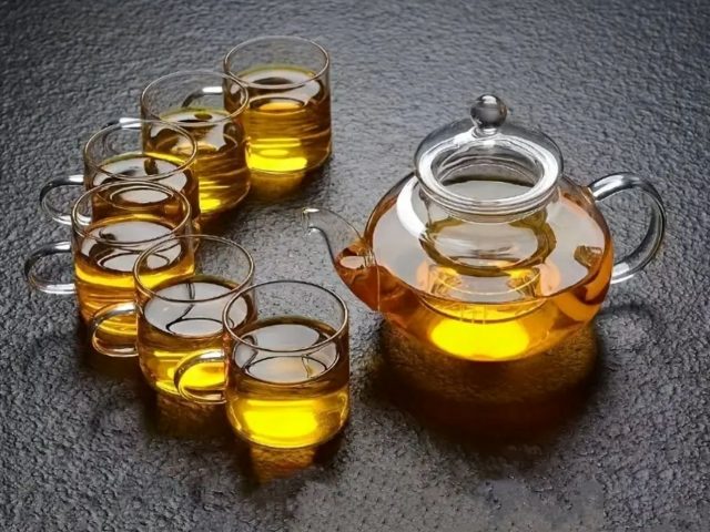Hot Herbal Tea vs Iced Herbal Tea: Serving the Same Ingredient
